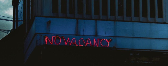 A no vacancy sign over a hotel building