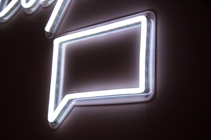 A neon review sign